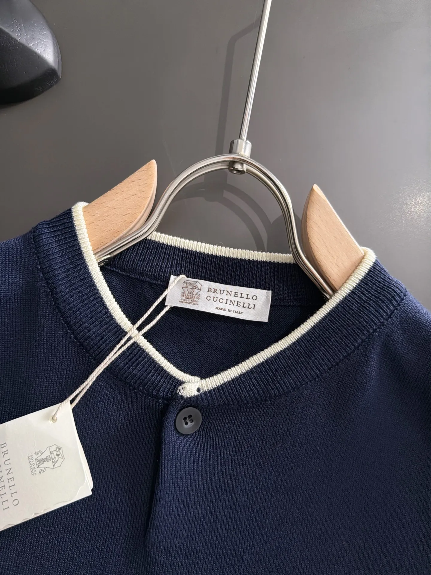 Next day shipment BC high quality-Brunello Cucineli 26ss New Arrival men's short-sleeved T-shirt. Like LP, it belongs to the same old-money style top brand. New Arrival is a top-notch brand. New Arrival Original men's casual short-sleeved. Made of combed cotton yarn knitted cotton-like fabric. Exclusive Premium custom-controlled raw materials. It feels substantial when weighed. The upper body is also more textured than ordinary T-shirts. Fashionable Versatile Hot Sale, skin-friendly and comfortable to wear, premium boutique, exquisite workmanship from Factory, great upper body, essential item for men, complete with three standards Sizes M-3XL